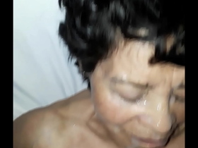 Follando a mi abuelita en mi casa parte(3)