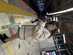 【彼チ●ポをハメた直後のトロまんを目の前でNTR】公園でのんびりピクニックデート～自宅でお泊りセックスを盗撮。仲良く眠るカップルに忍び寄り中出しマーキング【パンチラ盗撮/電車�