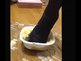 【fetish】Bowl of rice topped with chicken and eggs crush Heels